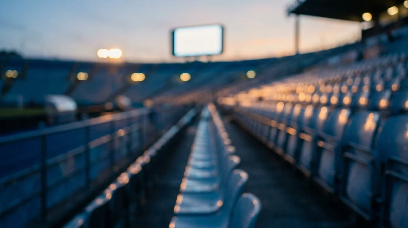 Eine stilisierte Anzeigetafel-Ästhetik in einem unscharfen, leeren Stadion bei Abendlicht, kühle Lichtreflexe auf leeren Rängen, ruhige Stimmung – Sinnbild für den Blick auf die Turnier-Notierungen.